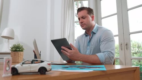 Un
ingénieur en conception automobile analyse un prototype de modèle de voiture. Fastidieux