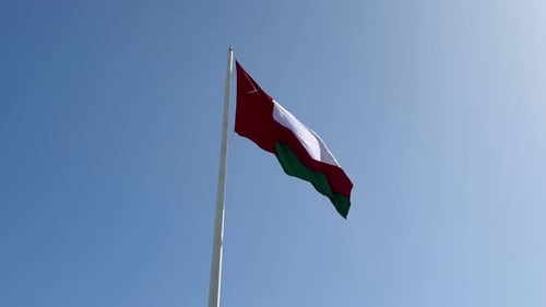 Flagge von Oman weht im Wind, blauem Himmel, Naher Osten, Golf-Sultanat, Nationales Symbol, Patriotismus, Filmmaterial