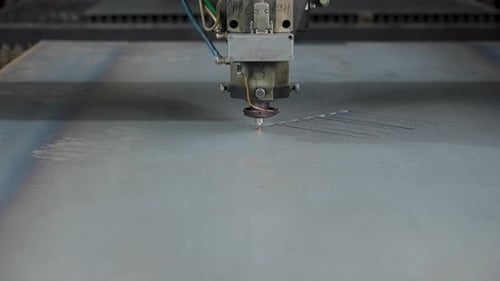 Industrielle CNC-Laserschneidmaschine schneidet Blech