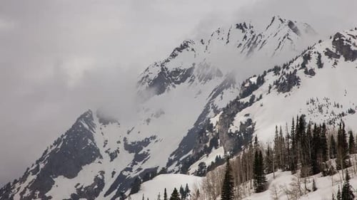 Chronologie de nuages se déplaçant autour des sommets de l'Utah. Tourné dans les montagnes de Wasatch en 4K