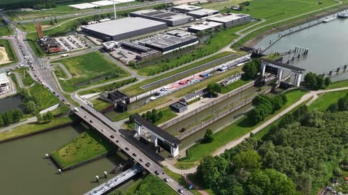 Luftaufnahme eines Schiffes, das das Kanalschleusensystem passiert