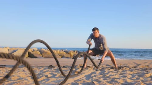 Athletischer Mann trainiert am Strand