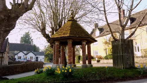 La station de pompage verte d'un vieux village britannique