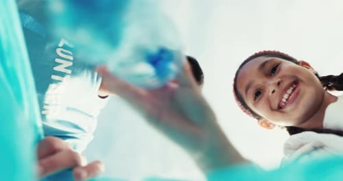 Reciclaje, plástico y la cara del padre con la niña al aire libre para el voluntariado
