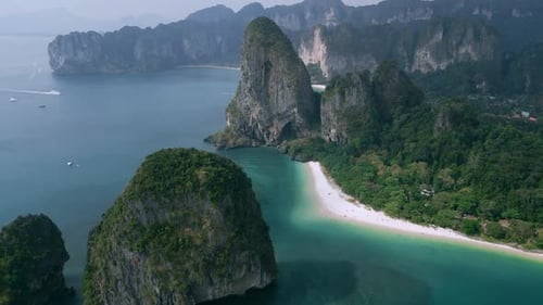 Toma aérea de la playa de la cueva de Phra Nang, también conocida como playa de Railay, la playa tropical más popular de