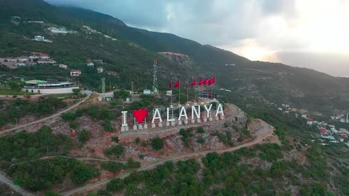Vídeo aéreo del centro de la ciudad de Alanya y la costa panorámica