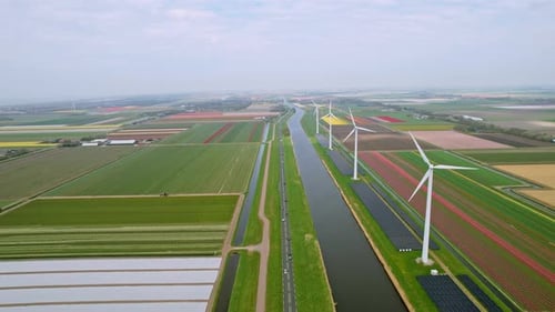 Vista aérea del parque eólico con múltiples turbinas