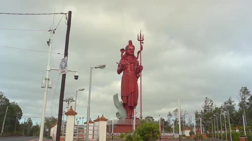 Plan large de la statue d'un dieu hindou dans un temple de Maurice