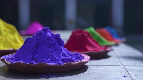 Los colores Holi se guardan en los recipientes pequeños.