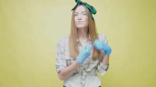 Dona de casa em camisa e uma bandagem na cabeça em um fundo amarelo mostra o lugar para o texto