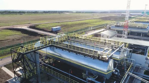 Fábrica de procesamiento de gas con construcciones de cisternas