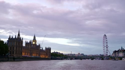Vista de Londres de um barco flutuante no rio Tâmisa ao pôr do sol, Reino Unido. Palácio de Westminster