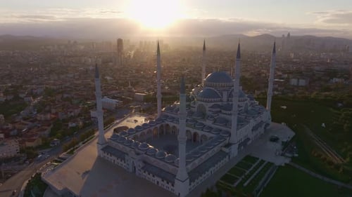 Vue aérienne de la grande mosquée de Camlica au lever du soleil, Turquie.