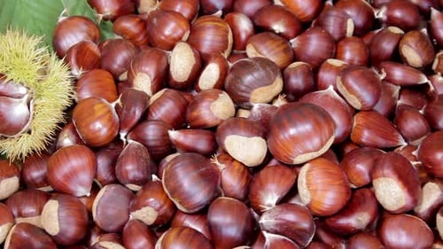 Kastanien in herbstlicher Komposition. Köstliches leckeres vegetarisches veganes gesundes Essen. Schuss schwenken
.