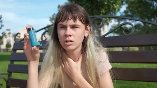 Tenez un inhalateur sur le banc