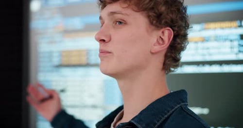 Codificação, apresentação e workshop com rosto de homem no escritório de empresa de desenvolvimento web