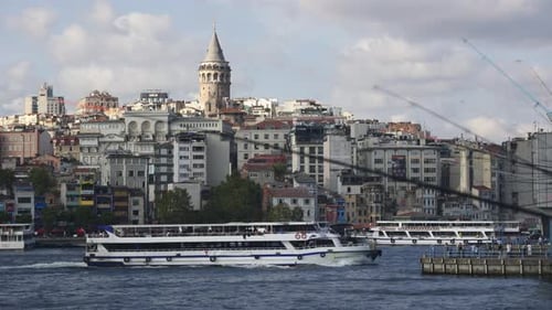 Blick auf den Galataturm in Istanbul Passagierfähren Touristenkreuzfahrten Galatabrücke mit Fischern