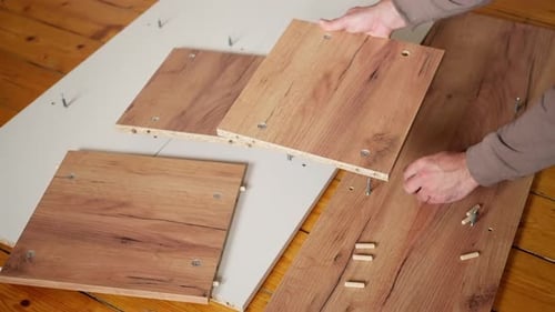Le processus d'assemblage de panneaux de bois pour différents types de construction et de conception de meubles