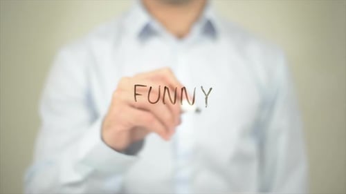 Homem engraçado escrevendo em tela transparente