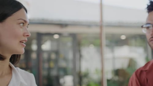 Kollegen sprechen im Café im Freien