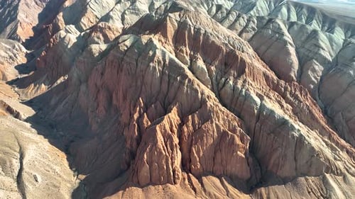 Nahaufnahme intensiv geschichteter roter und grauer Trockenberge