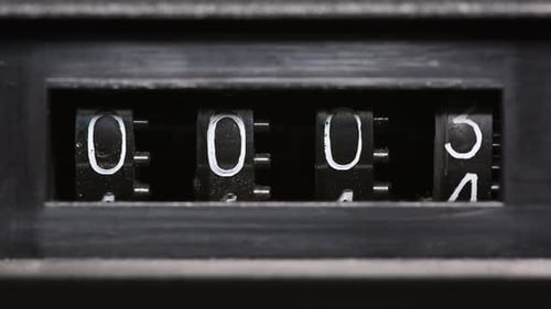 Alter mechanischer Zähler zählt Zahlen