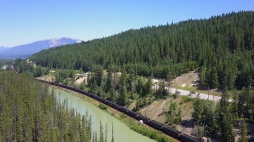 Aéreo: TransCanada Highway, ferrovia, trem e Bow River no Canadá