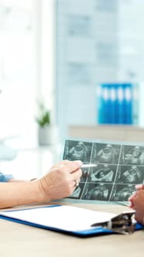 Discussion, mains et médecin avec un scanner de grossesse à l'hôpital pour révéler ou mettre à jour le sexe
