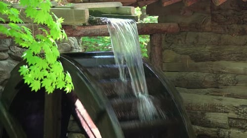 Großes Wasserrad in einem Zen-Garten in einem koreanischen Volksdorf - mittlere Brennweite