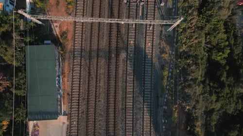 Beste Drohnenaufnahme von Eisenbahnen, die entlang von Linien fliegen, Sunny Day