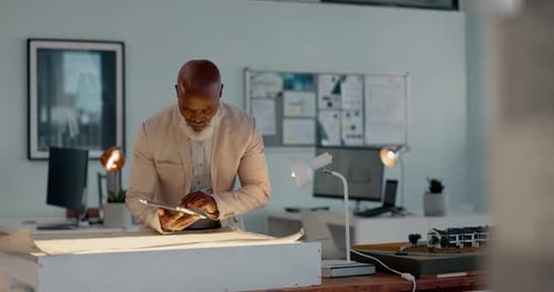 Architektenentwurf, Manager und Tablet-Nachtbüro, Bauplanung