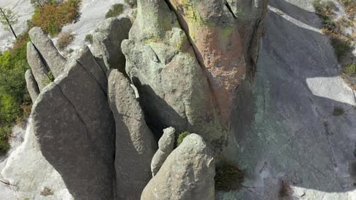 Plan rapproché des formations rocheuses de Valle de los Monjes, Chihuahua, vue aérienne montante vers le bas