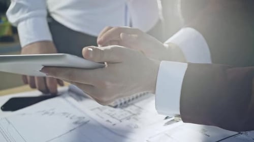 Mann benutzt ein Tablet bei der Geschäftsanalyse