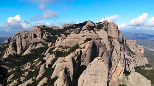 Vue aérienne : la chaîne de montagnes de Montserrat vue du ciel