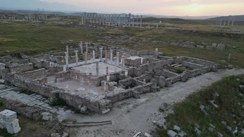 Vue aérienne détaillée des structures semi-circulaires de Laodicée en ruines