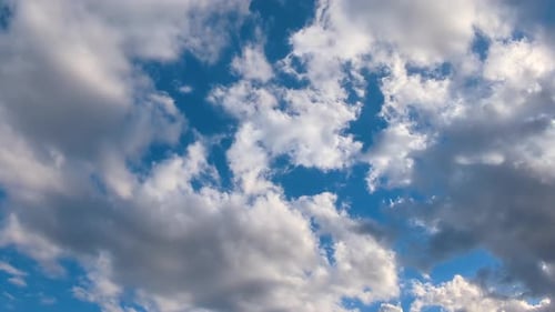 Nubes en el cielo azul