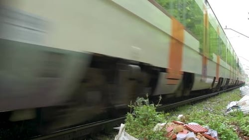 Vorderansicht der Eisenbahn, die durch die Gleise fährt. Zug fährt an den Gleisen vorbei.