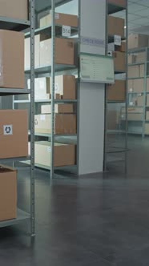 Entrepôt et centre commercial avec rangées d'étagères avec boîtes en carton et colis