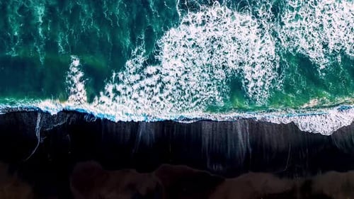 Luftaufnahme von oben Wunderschöner tropischer Strand und Meer mit großen Wellen im Zeitraffer