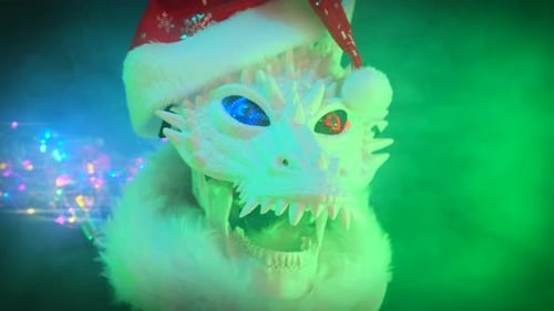 Chinesische grüne Schlange mit Weihnachtsmütze auf dem rotierenden Kopf, auf dunkelgrünem rauchigem Hintergrund