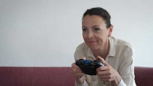 Frau spielt Videospiele und benutzt einen Joystick