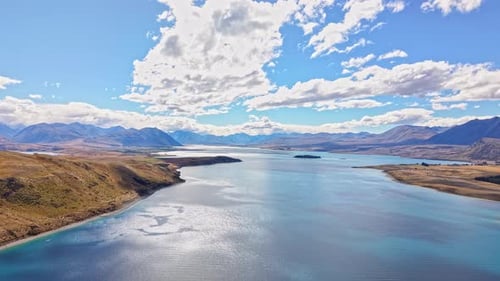 Captura aérea de las impresionantes aguas azules del lago Tekapo bajo un cielo vibrante