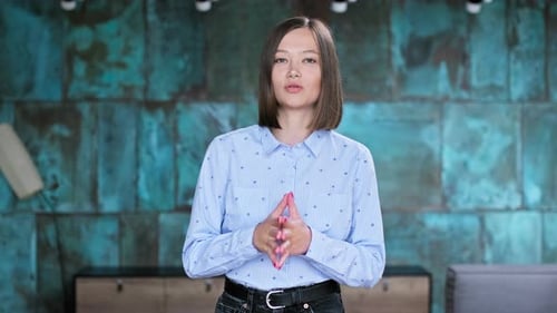 Mujer joven hablando mirando a la cámara, blog de grabación femenina, vlog, webinar