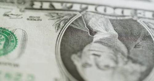 In einer kreisförmigen Bewegung eine Nahaufnahme einer Ein-Dollar-Banknote der Vereinigten Staaten von Amerika.