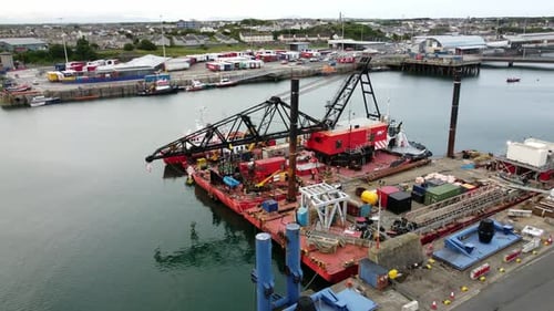 Luftaufnahme des Industriekrans von Holyhead Harbour, der langsam die Werft des Fährterminals umkreist