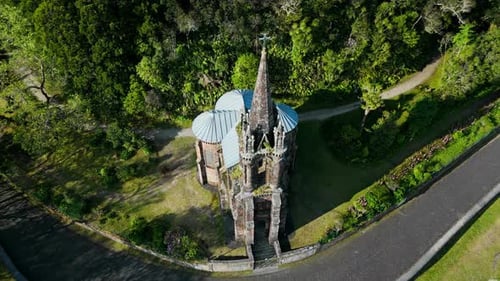 Chapelle près du lac Furnas encadrée par une végétation d'un vert éclatant à Sao Miguel