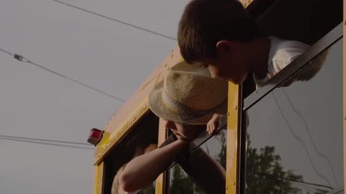 crianças no ônibus escolar - Criança entediada na janela do ônibus escolar
