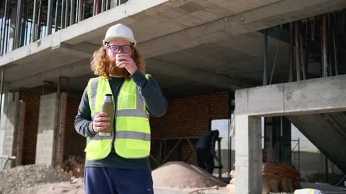 Trabajador de cuello azul despreocupado descansando para tomar el té en una obra de construcción.