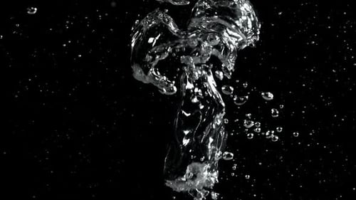 Luftblasen unter Wasser, gefilmt mit einer Hochgeschwindigkeitskamera mit 1000 Bildern pro Sekunde