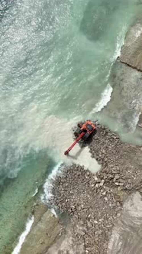 Vídeo vertical: una excavadora gigante de transformación de playas que da forma a la costa mediterránea